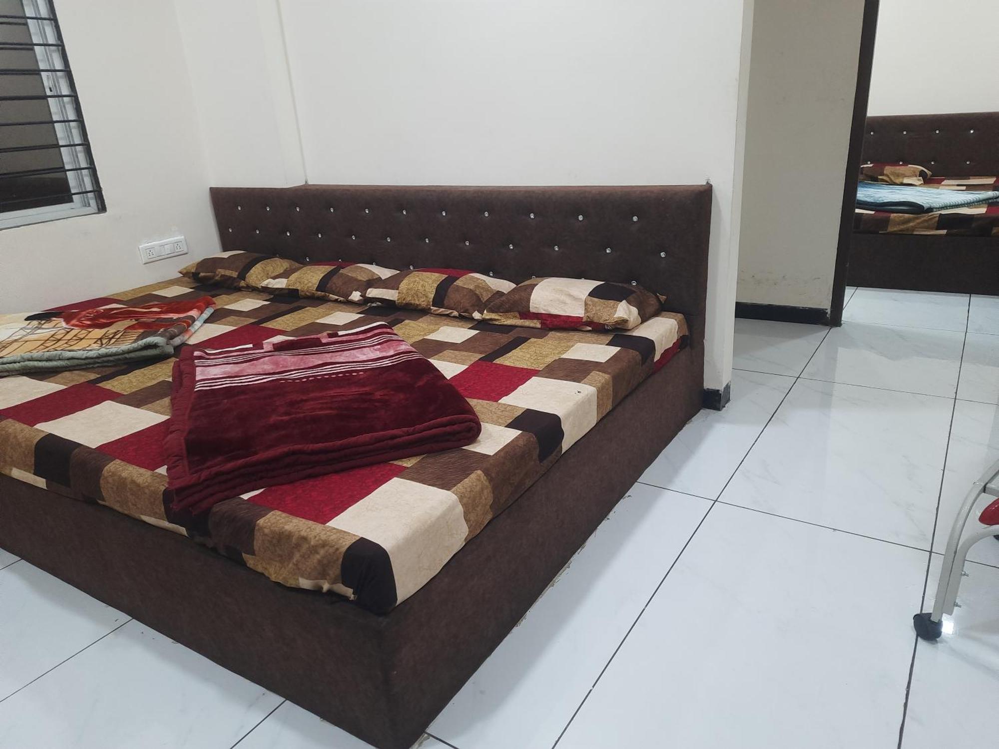 אויאיין Hanumant Kripa Geust House Only For Family מראה חיצוני תמונה