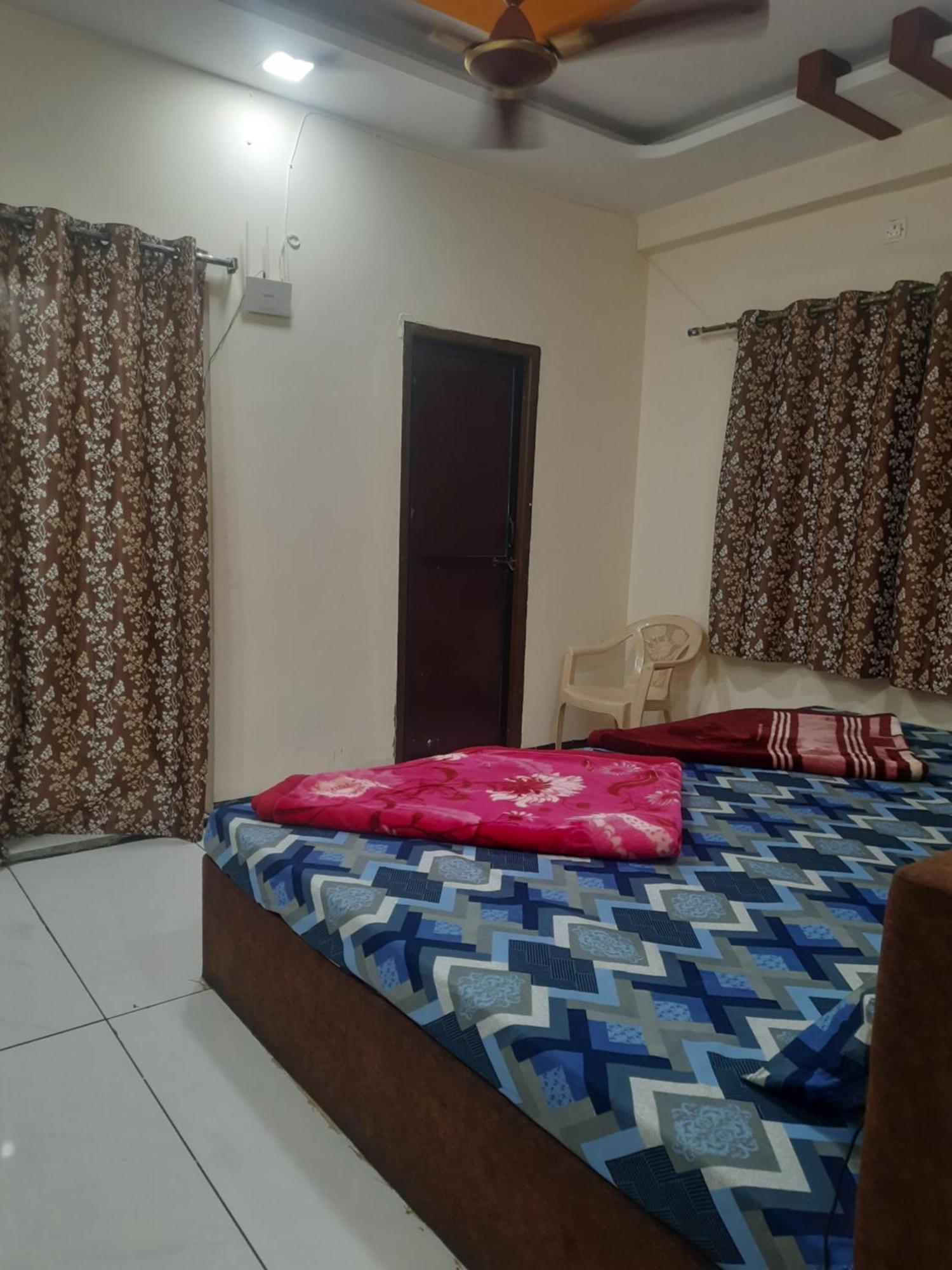 אויאיין Hanumant Kripa Geust House Only For Family מראה חיצוני תמונה